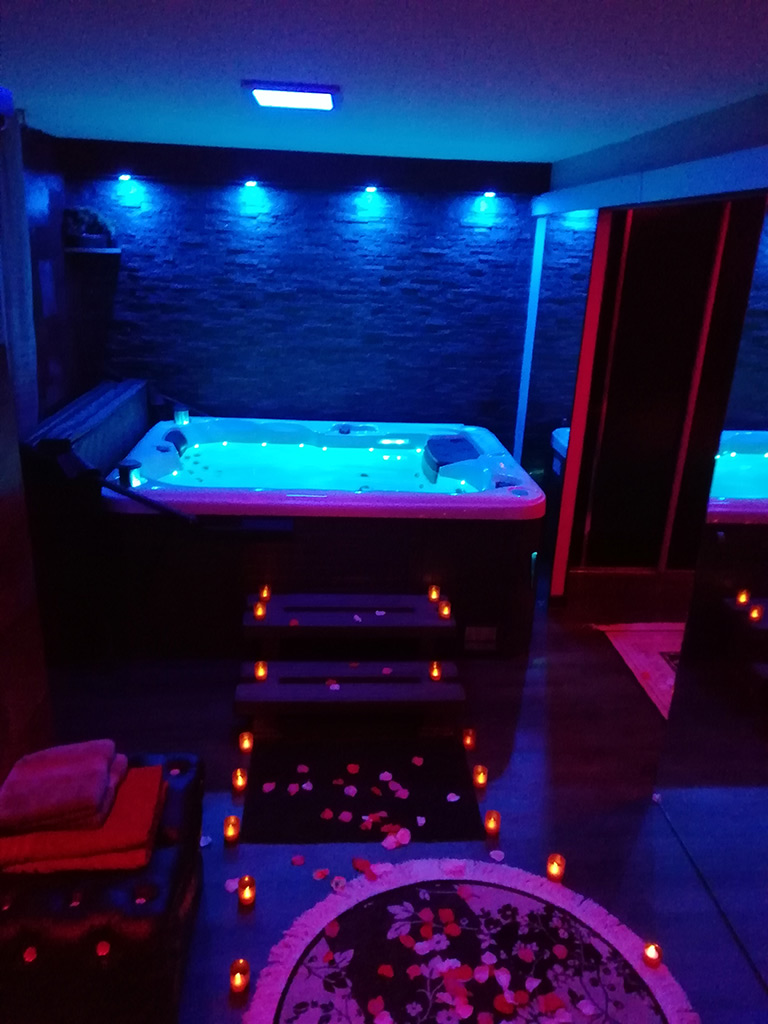 Deux indiennes se chauffe dans la baignoire Deux indiennes se chauffe dans la baignoire